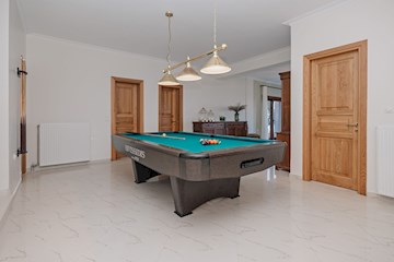 Pool table